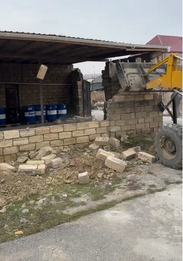 Bakıda daha bir qanunsuz tikili söküldü - FOTO/VİDEO