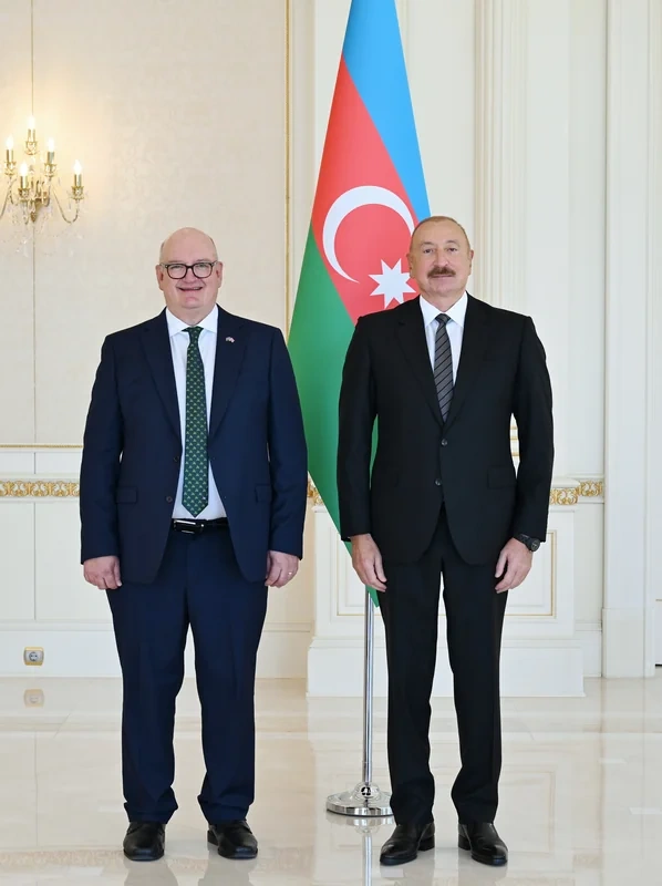 İlham Əliyev Böyük Britaniyanın yeni səfirinin etimadnaməsini qəbul etdi - FOTO