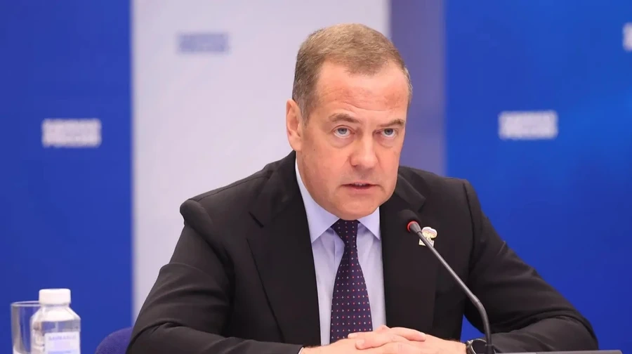 "Medvedev Zelenskini təhqir etdi və onu "son ili" münasibətilə "təbrik" etdi" - Ukrayna KİV-ləri
