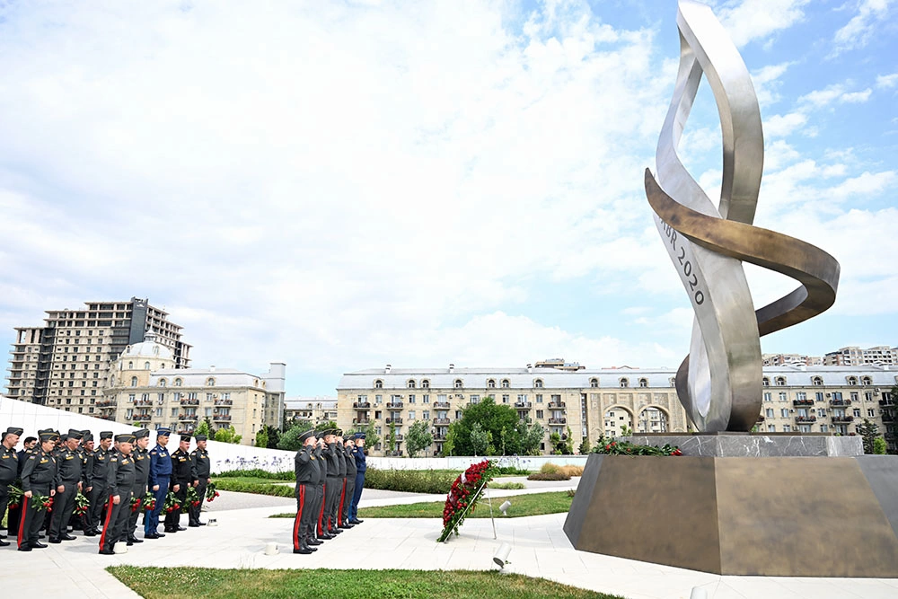 Müdafiə Nazirliyinin rəhbər heyəti Fəxri Xiyaban, Zəfər parkı və Hərbi Memorial Məzarlığı ziyarət etdi - FOTO/VİDEO