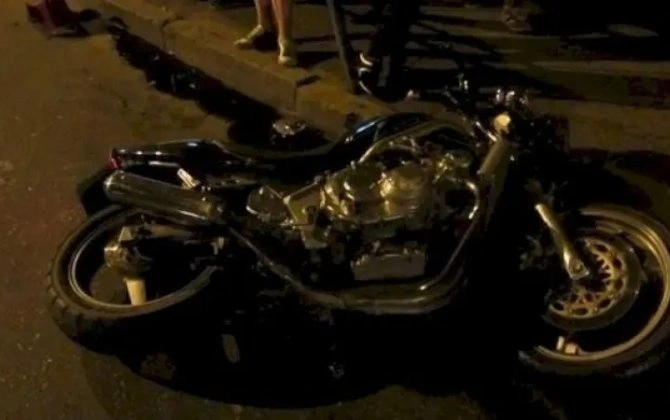 Bakıda yeniyetmə motosikletlə avtomobilə çırpıldı, ağır xəsarət aldı
