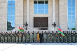 Prezident Naxçıvanda yeni komando hərbi hissələrinə Döyüş bayraqlarının verilməsi mərasimində iştirak edib - FOTO