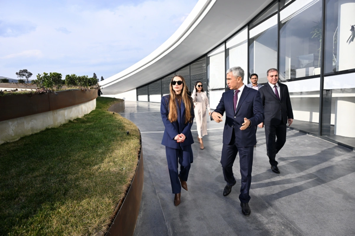 Leyla Əliyeva və Alyona Əliyeva Gəncə Memorial Kompleksini və Milli Qəhrəman Natiq Qasımovun ailəsini ziyarət ediblər - FOTO