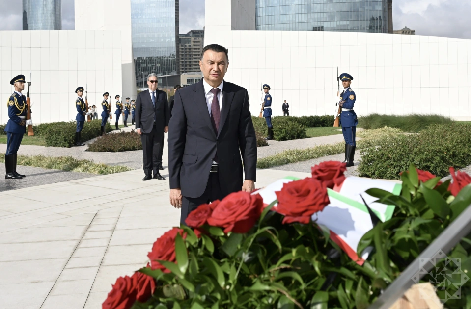 Tacikistanın Baş naziri Zəfər parkını ziyarət etdi - FOTOLAR