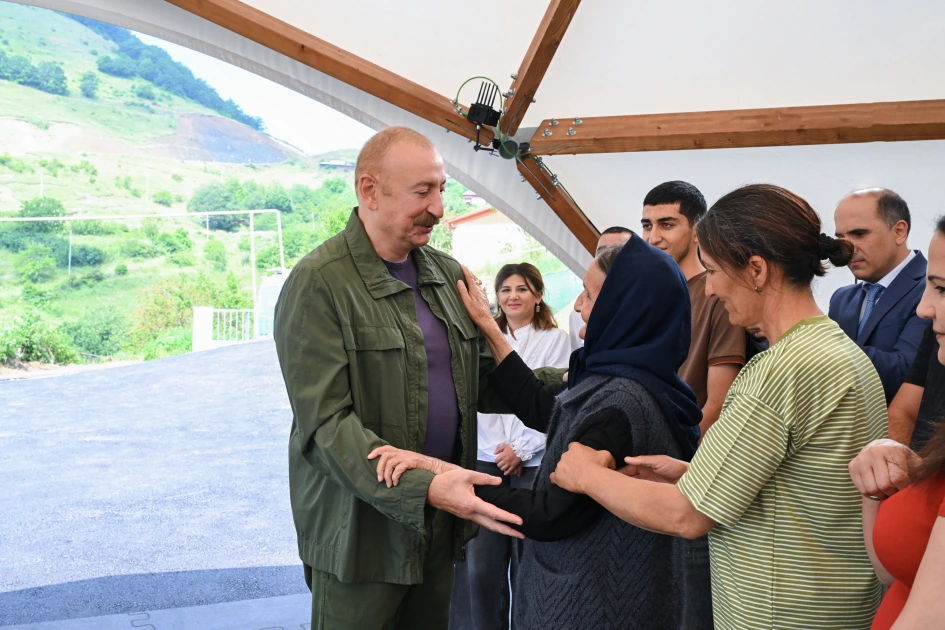 Prezident İlham Əliyev Şuşanın Kiçik Qaladərəsi kəndində görülən işlərlə tanış olub və kəndə qayıdan sakinlərlə görüşüb