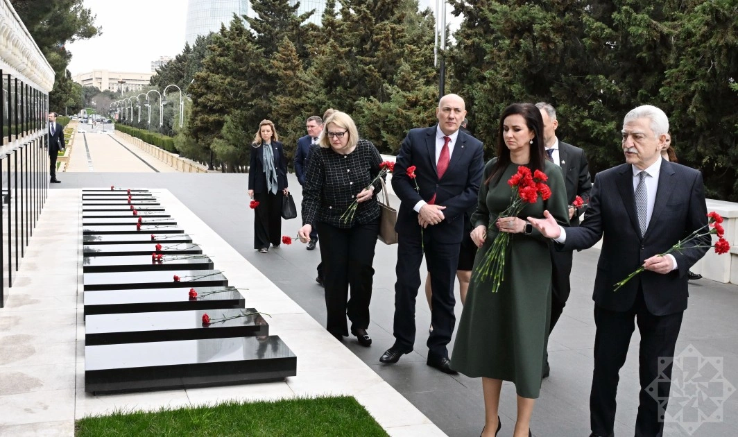 Litvanın Baş naziri Bakıda şəhidlərin xatirəsini anıb - FOTOLAR