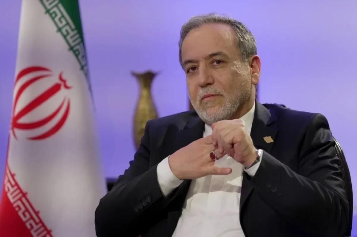 "Dünya mənasız təlxəklərdən yorulub": Abbas Araqçı Zelenskini təhqir etdi" - KİV-lər