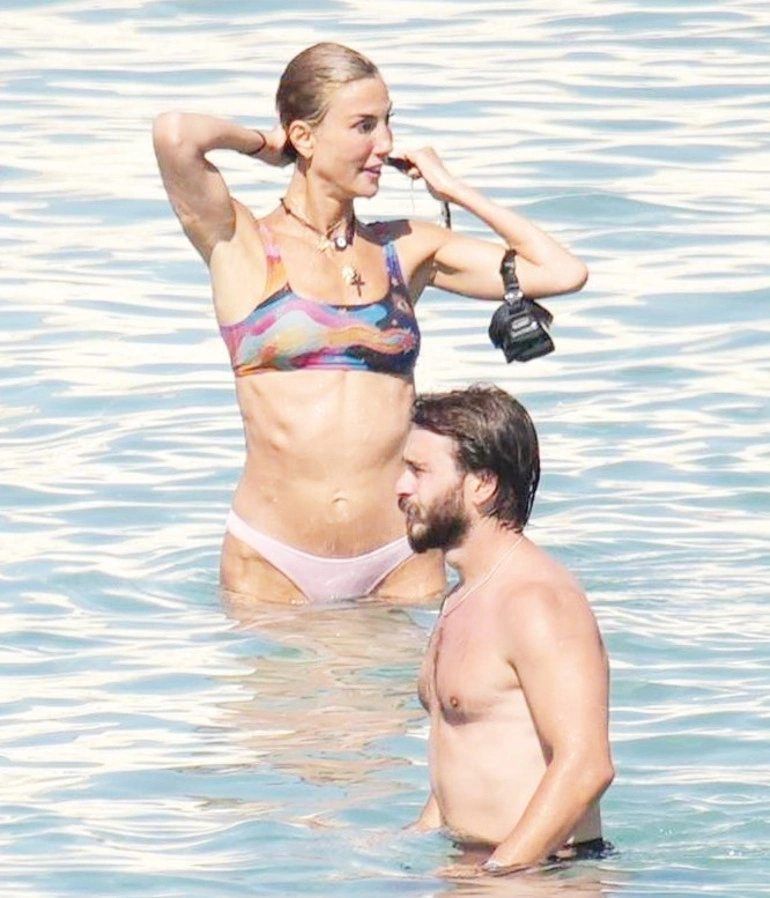 Azərbaycan əsilli modelin 13 yaş kiçik sevgilisi ilə dəniz tətili - Sahilə kürəyində çıxdı