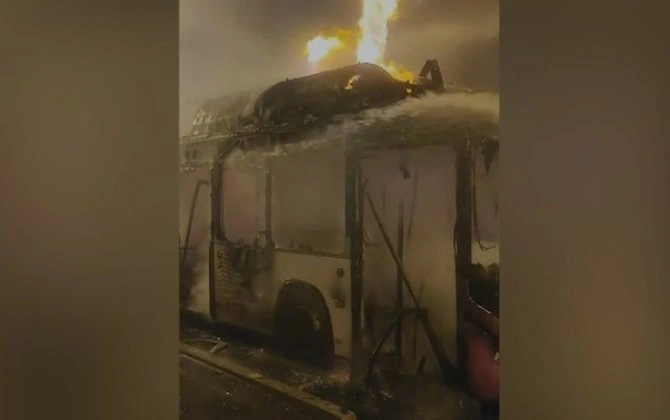 Bakıda sərnişin avtobusu yanıb - VİDEO