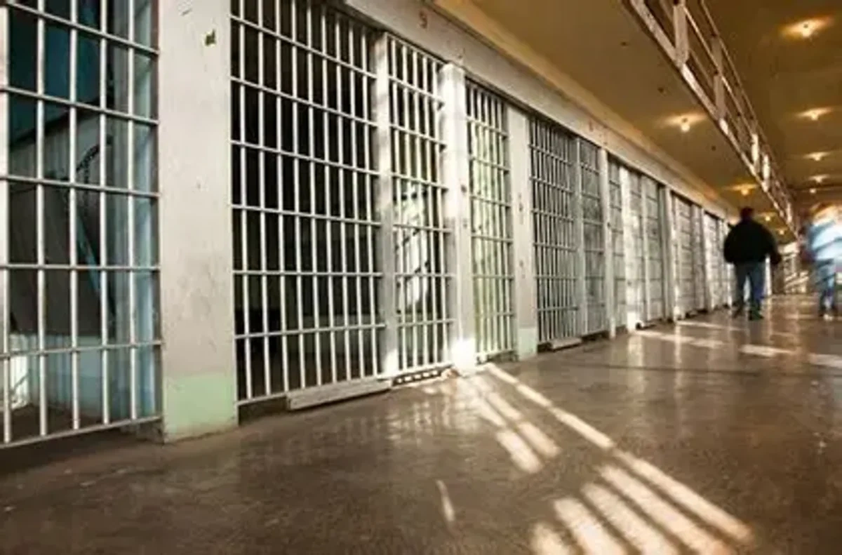 Gəlinini bıçaqlamaqda təqsirləndirilən 72 yaşlı kişi təcridxanada öldü