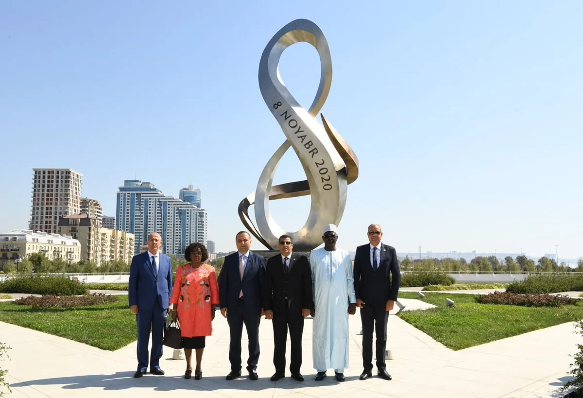 Pan-Afrika Parlamentinin prezidenti Fəxri xiyabanı və Zəfər parkını ziyarət edib - FOTO
