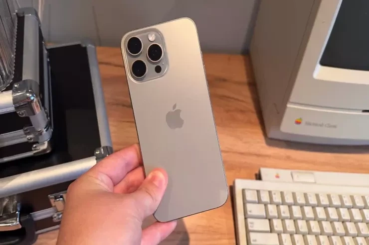 Şagirdin 3 minlik "iPhone"nunu oğurlayıb 25 manata satdı - Bakıda kuryoz OLAY