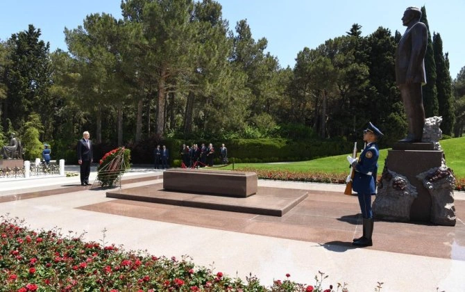 Belarus Milli Assambleyasının Nümayəndələr Palatasının sədri Fəxri xiyabanı və Zəfər parkını ziyarət edib - FOTO