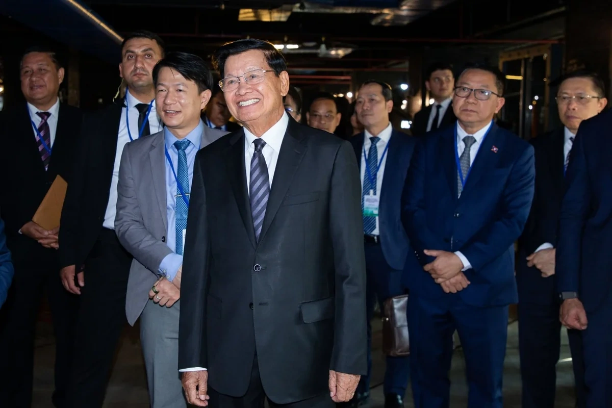 Laos Prezidenti “ASAN xidmət” mərkəzinin fəaliyyəti ilə tanış oldu - FOTOLAR