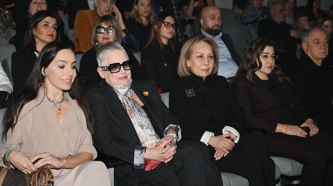 Leyla Əliyeva “Neft bumu hamıya gülümsəyir” tamaşasının nümayişində - FOTOLAR