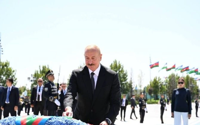 İlham Əliyev Daşkənddə Müstəqillik abidəsini ziyarət etdi