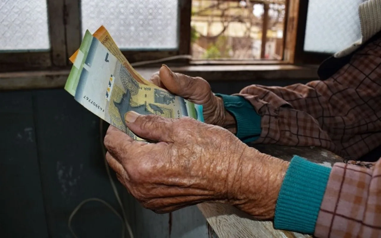 Azərbaycanda qadınların pensiya yaşı ARTIRILDI