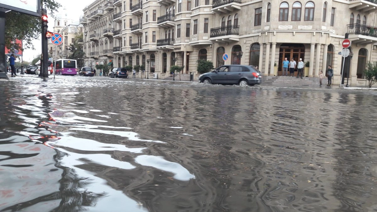 Bakıda ardıcıl 4 il təhlükəli meteoroloji hadisələr olacaq - alimdən xəbərdarlıq
