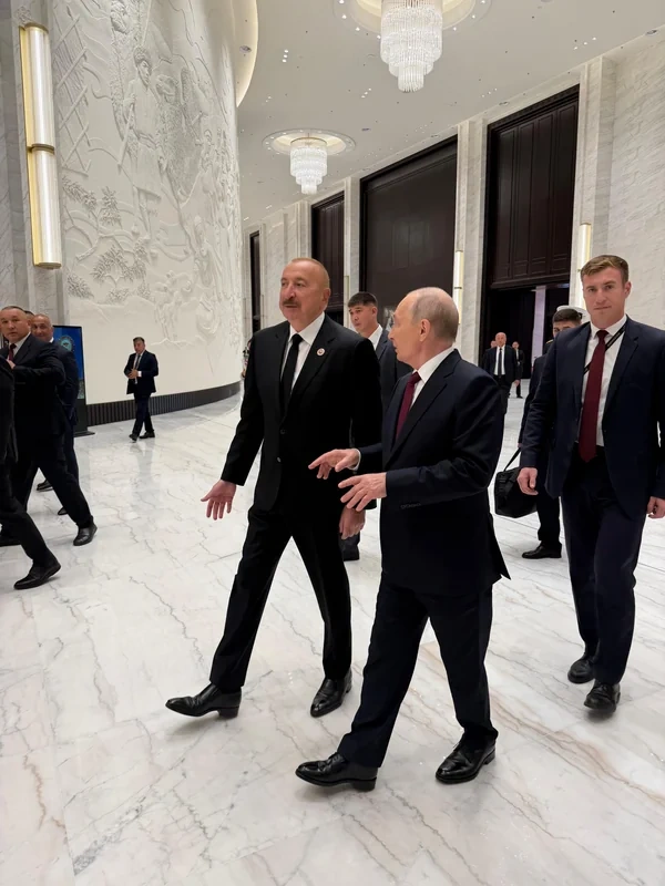 İlham Əliyev Bişkekdə Vladimir Putinlə ayaqüstü söhbət etdi - FOTO