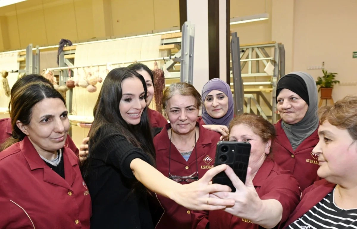 Leyla Əliyeva "Azərxalça"nın Şuşa məscidi üçün hazırladığı xalçaların kəsim mərasimində - FOTOLAR