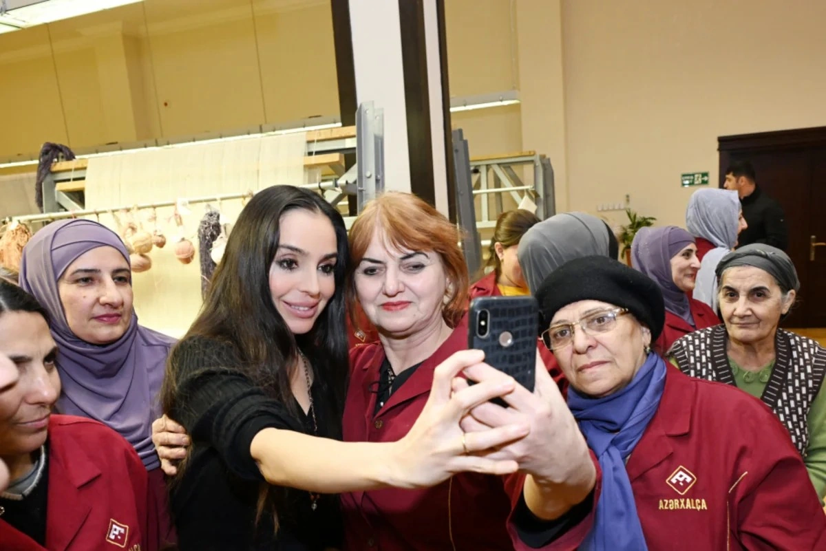 Leyla Əliyeva "Azərxalça"nın Şuşa məscidi üçün hazırladığı xalçaların kəsim mərasimində - FOTOLAR