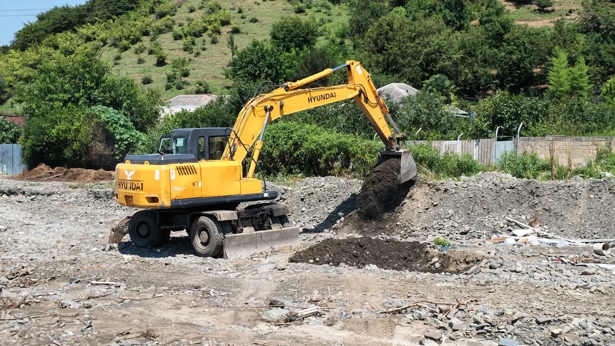 Zaqatalada selin qarşısını almaq üçün dağ çaylarına ağır texnika cəlb edilib - FOTO