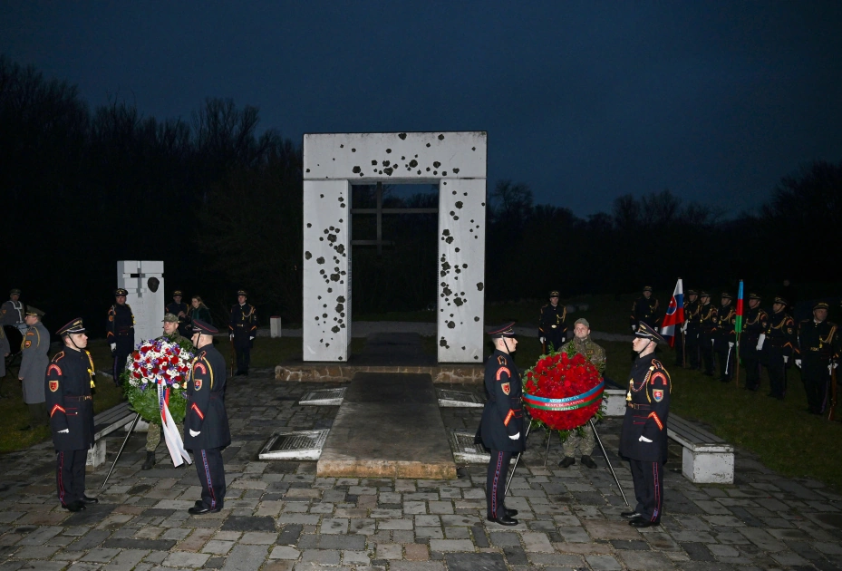 Azərbaycan və Slovakiya prezidentləri Bratislavada “Azadlıq Qapısı” abidəsini ziyarət ediblər - FOTO