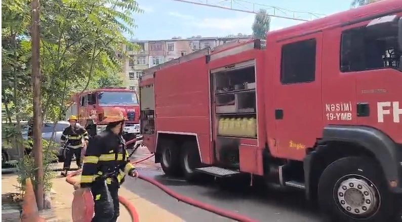 Binəqədidə köhnə tikilidəki yanğın söndürüldü - FOTO/VİDEO - YENİLƏNİB