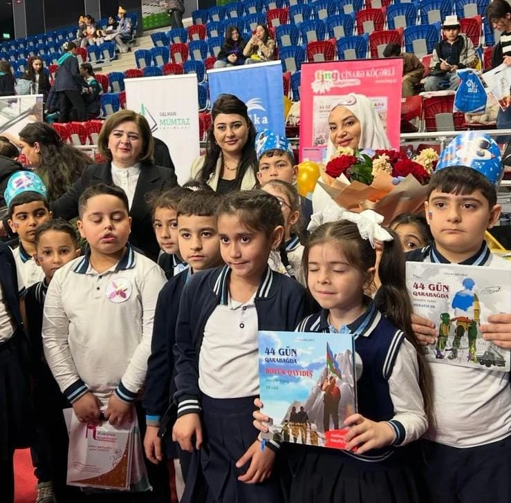 "Uşaqlar məktəbdə əlavə dərsliklərlə o qədər yüklənirlər ki, kitab oxumağa vaxtları qalmır"-FOTO+ÖZƏL