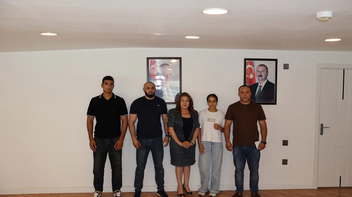 “Modern İnkişaf və Ailə” İctimai Birliyinin sədri Zərifə Quliyevə Tailandda  yola düşən idmançılarla görüşüb