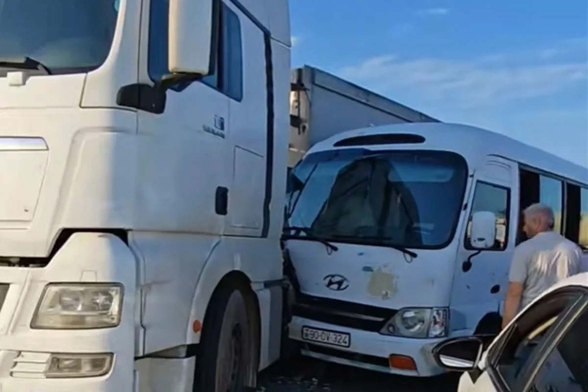 Lökbatanda mikroavtobus yük maşınına çırpıldı - VİDEO