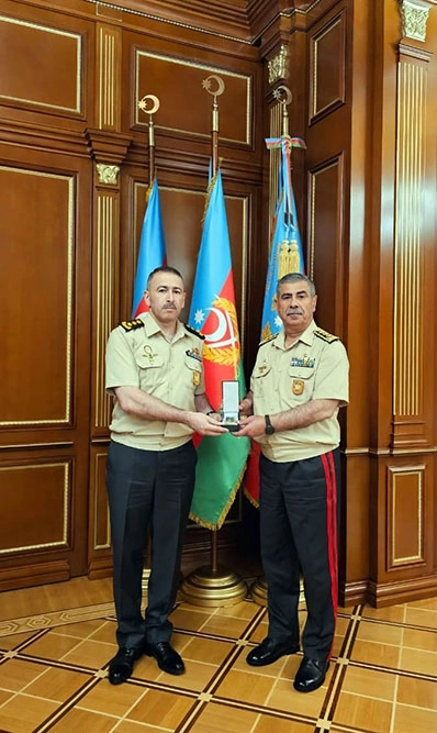 Müdafiə naziri bir qrup hərbi qulluqçunu təltif etdi - FOTO