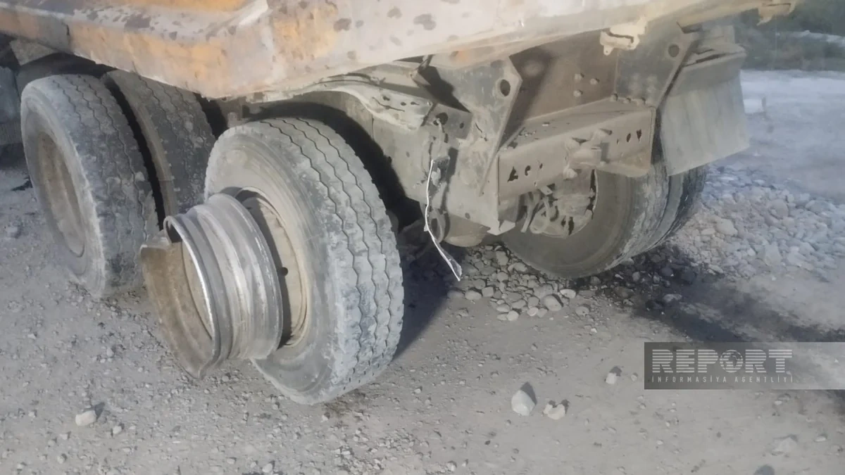 Kürdəmirdə "Mercedes" "KamAZ"a çırpıldı, yaralılar var - FOTO