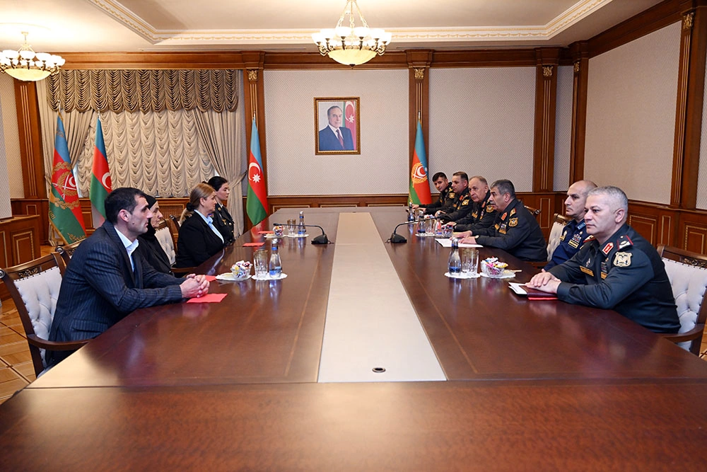 Müdafiə naziri Milli qəhrəmanlarımızın ailələlərinə medallar təqdim etdi - FOTO