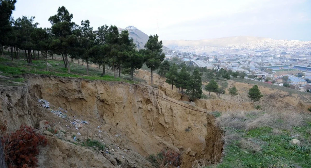 Bakıda Gəncə prospektində sürüşmə olub