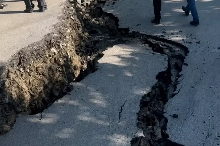Qubada yol çökdü