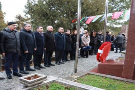 Azərbaycanın Türkiyədəki səfiri Məhəmməd Əmin Rəsulzadənin məzarını ziyarət edib - FOTO