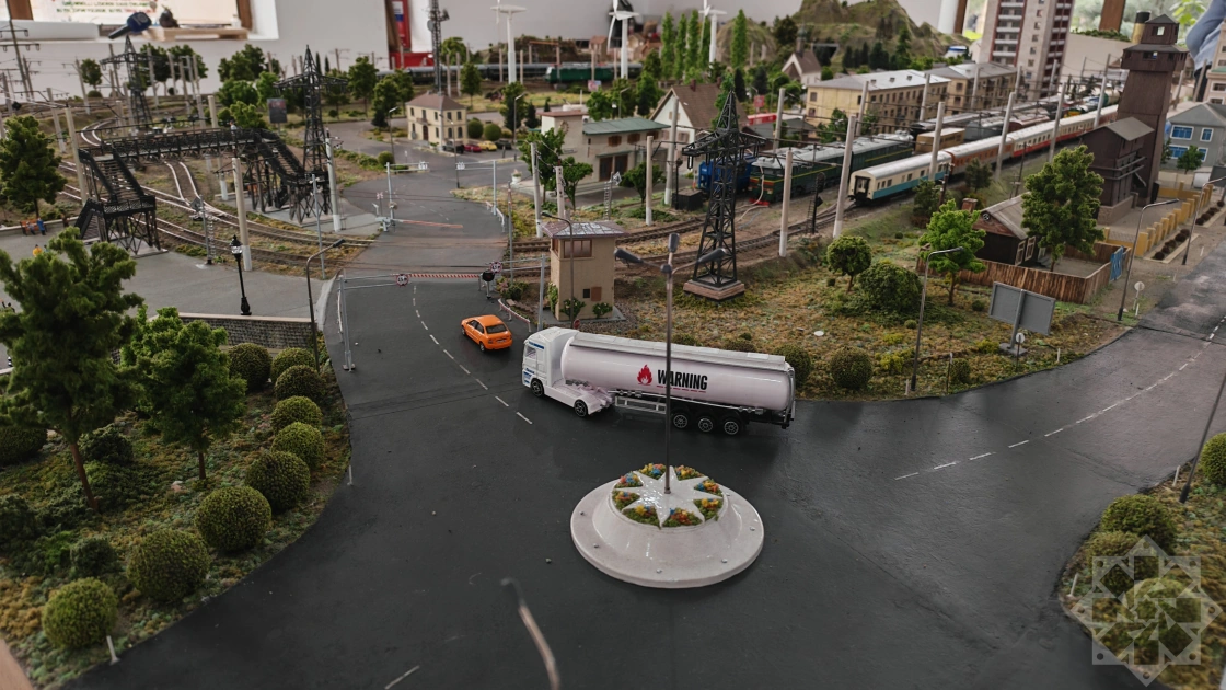 Bərdəli rəssam Qarabağın miniatür dəmir yolu maketini hazırlayır - FOTO