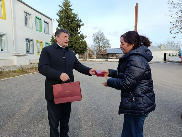 Növbəti köç karvanı Həsənriz kəndinə çatıb, onlara evlərinin açarları təqdim edilib - FOTO