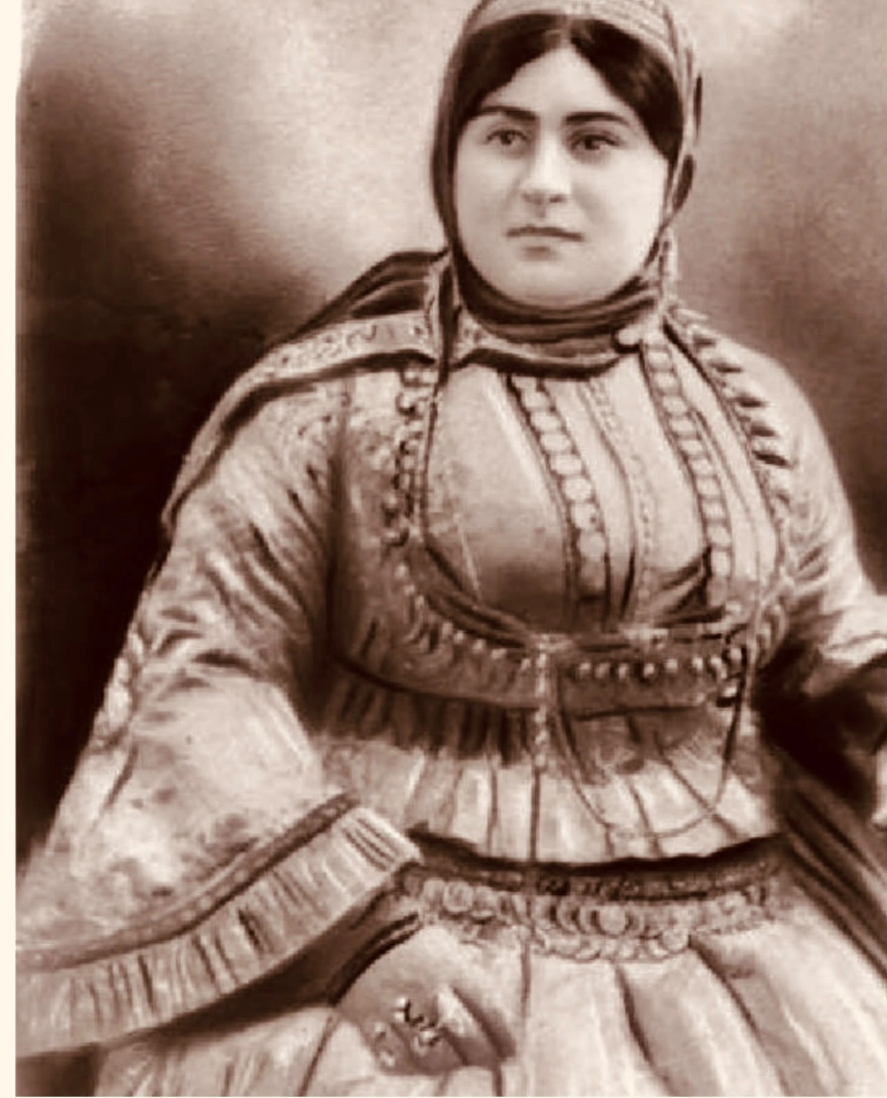 Azərbaycanda qız uşaqlarının ənənəvi baş bağlaması və baş geyimlərinin istifadəsi - modelyer Fəxriyə Xələfovanın təhlilində - FOTO