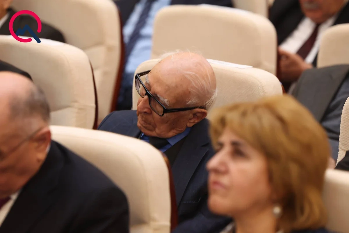 AMEA-da "gərgin" iclas: "Yatmışları razı deyiləm kimsə oyatsın..." - FOTOREPORTAJ