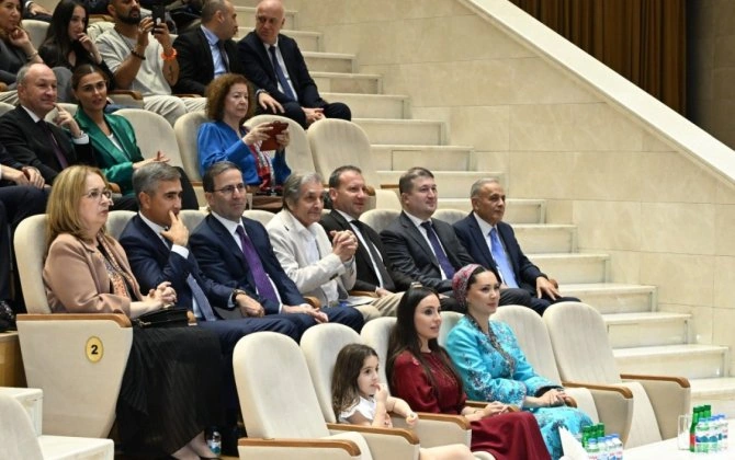 Leyla Əliyeva Arkadağ şəhərində əfsanəvi "Galkynyş" milli atüstü oyunlar qrupunun çıxışını izləyib - FOTO