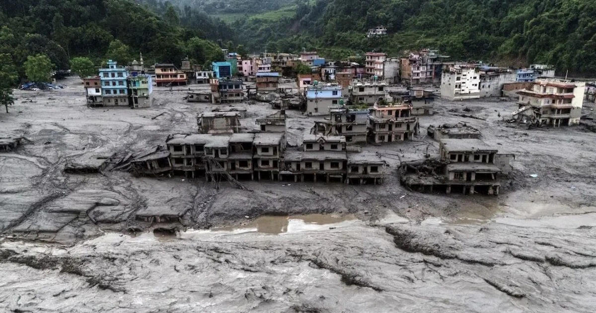 Nepalda məktəb direktoru 900 şagirdi seldən son anda xilas edib