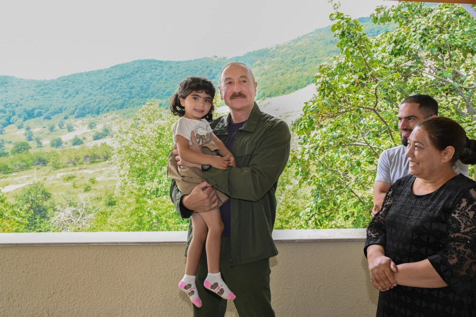 Prezident İlham Əliyev Şuşanın Kiçik Qaladərəsi kəndində görülən işlərlə tanış olub və kəndə qayıdan sakinlərlə görüşüb