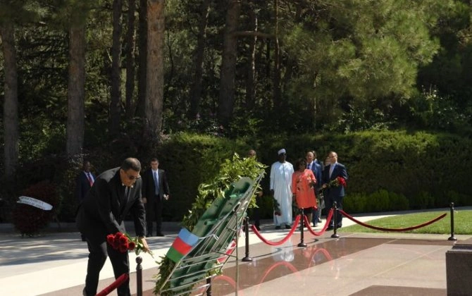 Pan-Afrika Parlamentinin prezidenti Fəxri xiyabanı və Zəfər parkını ziyarət edib - FOTO