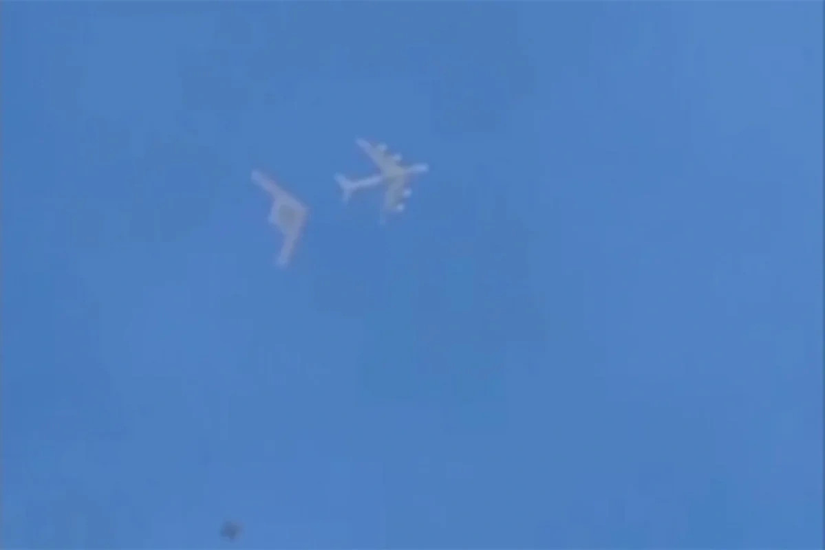"B-21 Raider"in havada yanacaq doldurma anının ilk VİDEOGÖRÜNTÜLƏRİ yayıldı - VİDEO