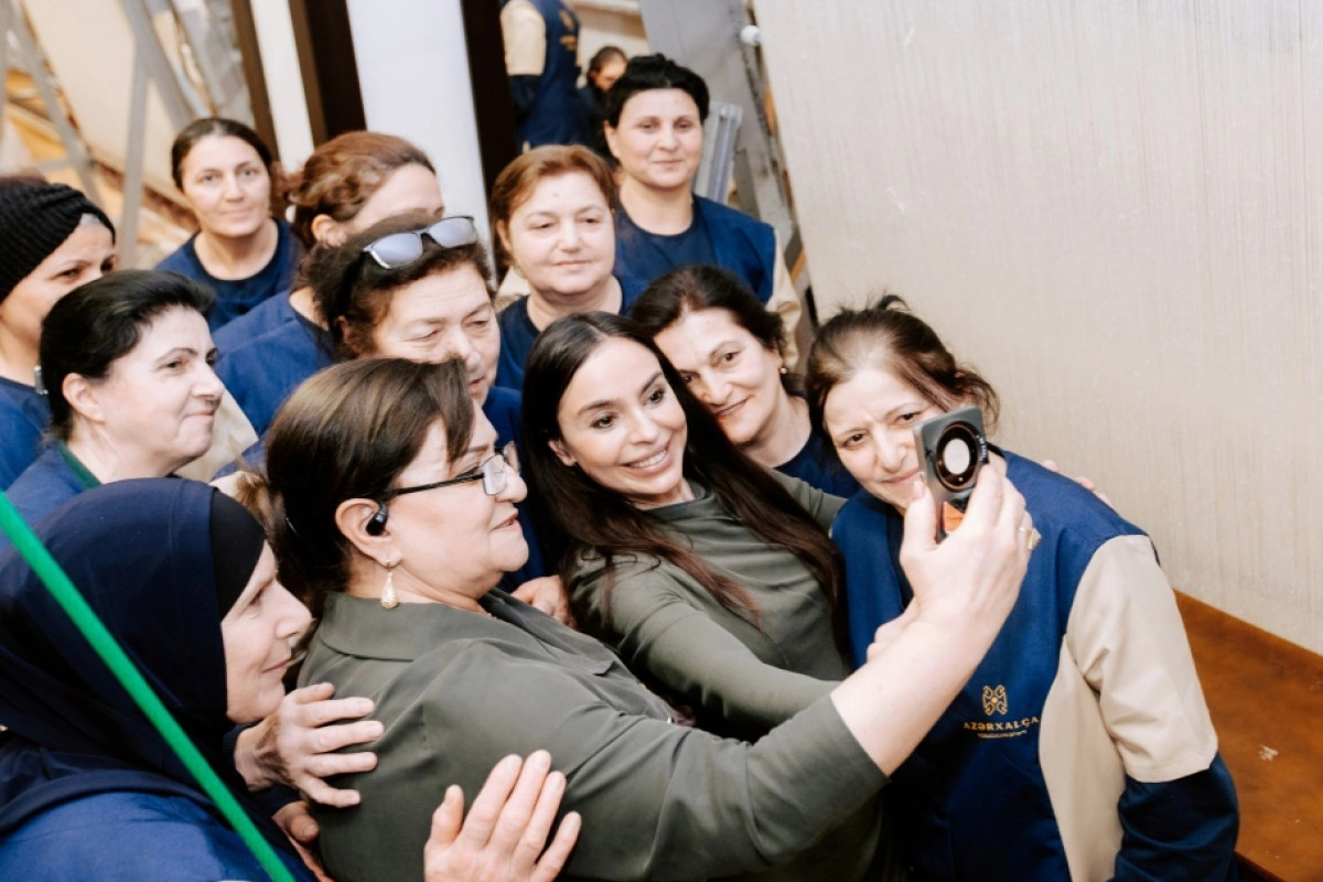 Leyla Əliyeva Şuşa məscidi üçün hazırlanmış dairəvi xalçanın kəsim mərasimində iştirak edib