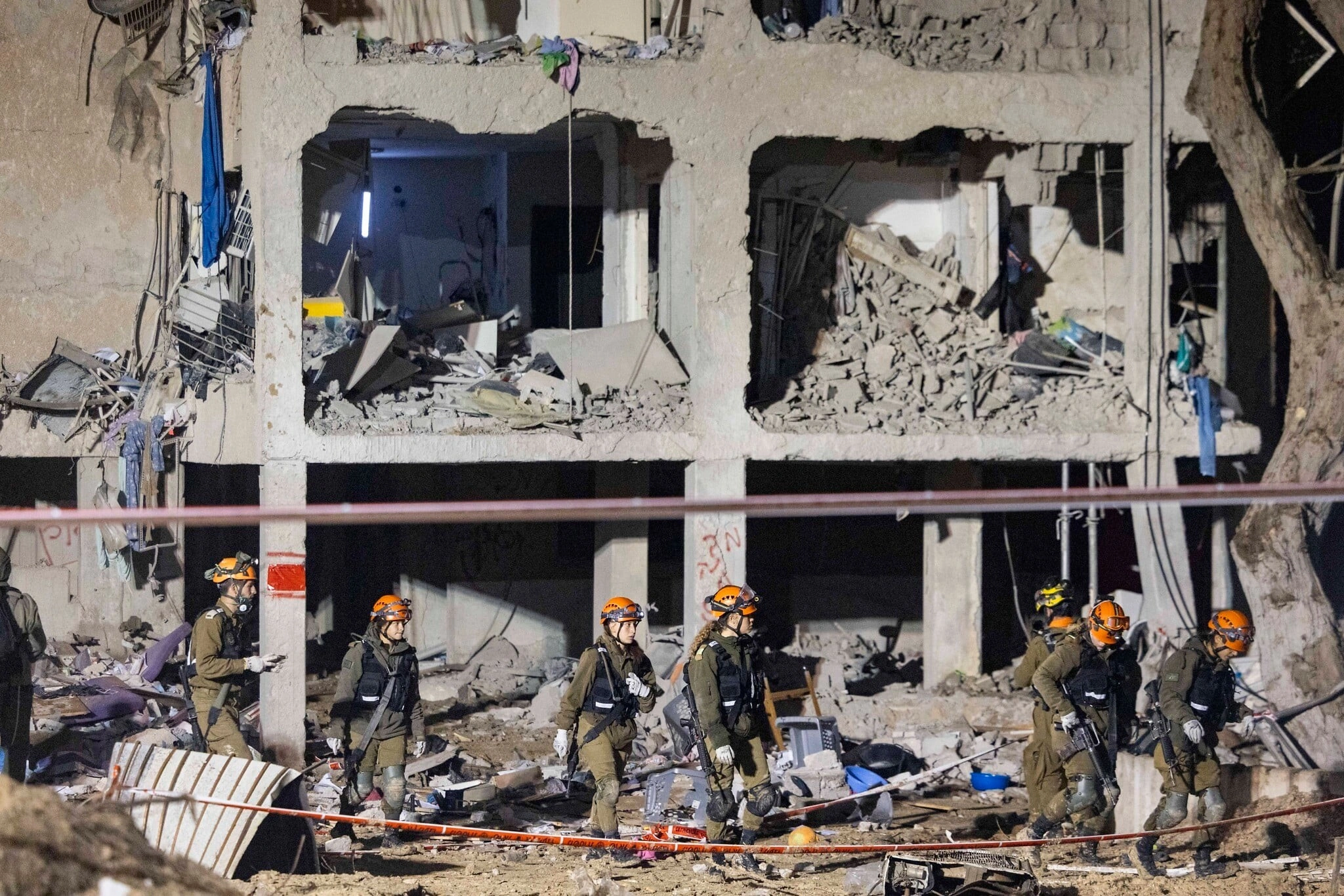 İsrail mediası İranın ballistik raket zərbələrinin yaratdığı dəhşətli dağıntıların görüntülərini təqdim etdi...-FOTOLAR