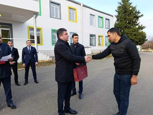 Növbəti köç karvanı Həsənriz kəndinə çatıb, onlara evlərinin açarları təqdim edilib - FOTO