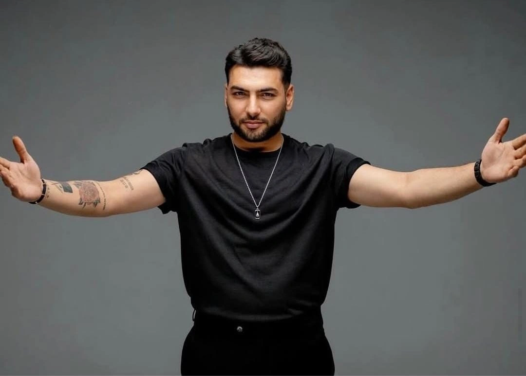 Məşhur sənətkarın nəvəsi olan Ozan: “Zaur Baxşəliyev məni rayondan səhnəyə gətirdi, velosipedlə dönər paylayırdım...” - FOTO+ÖZƏL